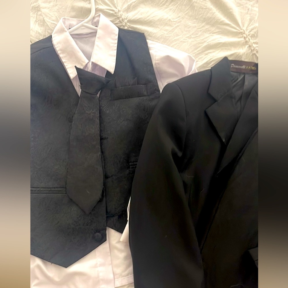 Boy’s three piece suit size 5